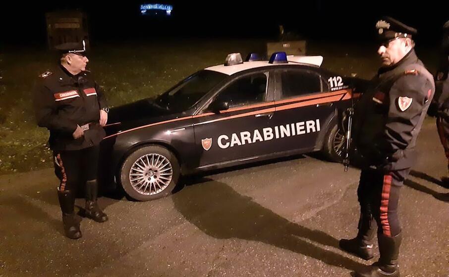 uno dei posti di blocco allestiti nella notte (ansa)
