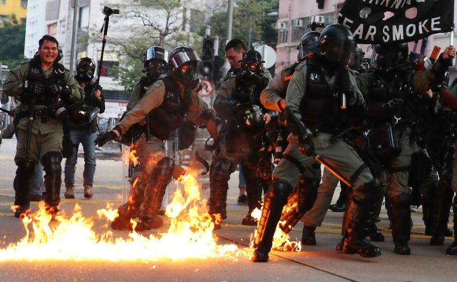 fuoco per le strade di hong kong (ansa epa)