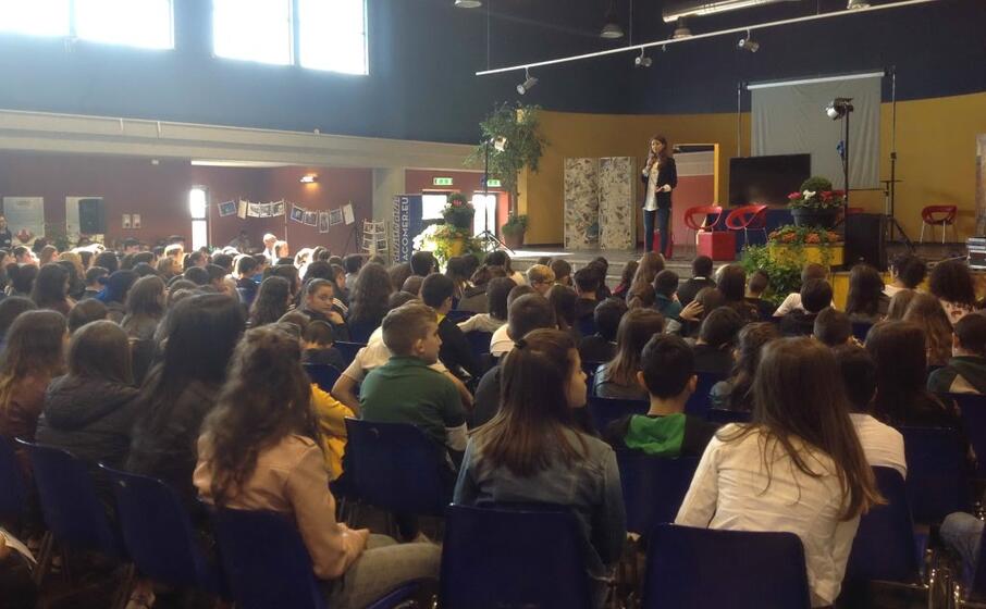 giorgia benusiglio incontra le scuole alla mostra del libro (foto l unione sarda nachira)