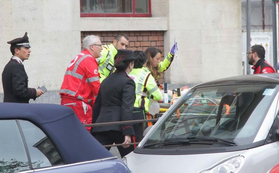 i primi soccorsi al bimbo precipitato (ansa)