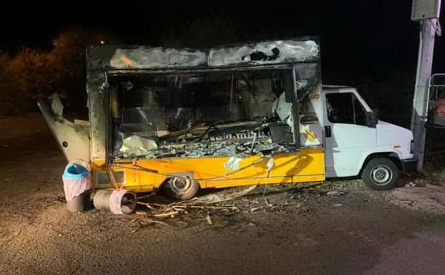 il furgone bar incendiato (foto l unione sarda tellini)