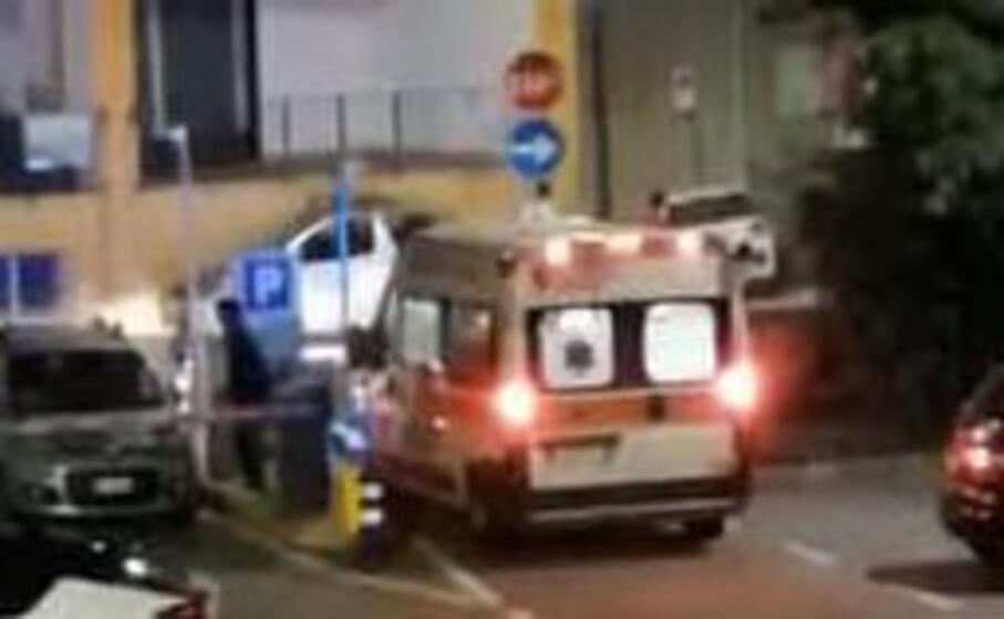 l ambulanza bloccata (foto dal lettore)