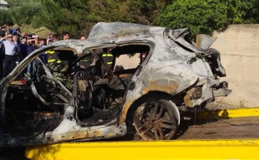 l auto carbonizzata (ansa)