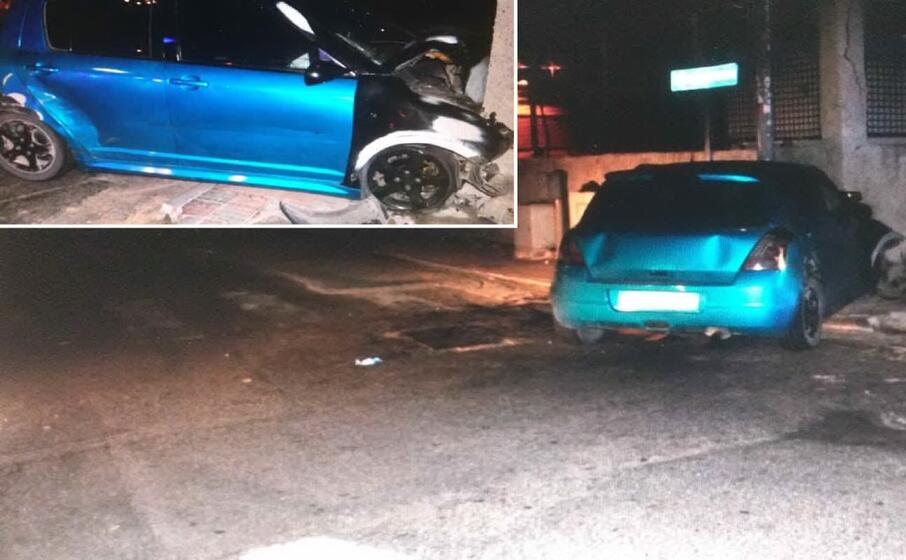 l auto finita contro il muro (foto polizia municipale)
