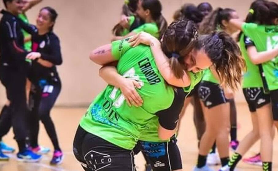 la gioia delle giocatrici della lions sassari dopo la vittoria nel derby (foto claudio atzori)
