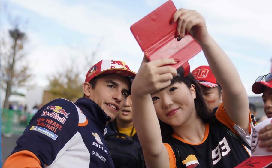marc marquez con una fan (ansa)