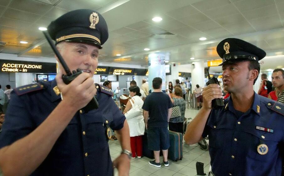 polizia a capodichino (archivio l unione sarda)