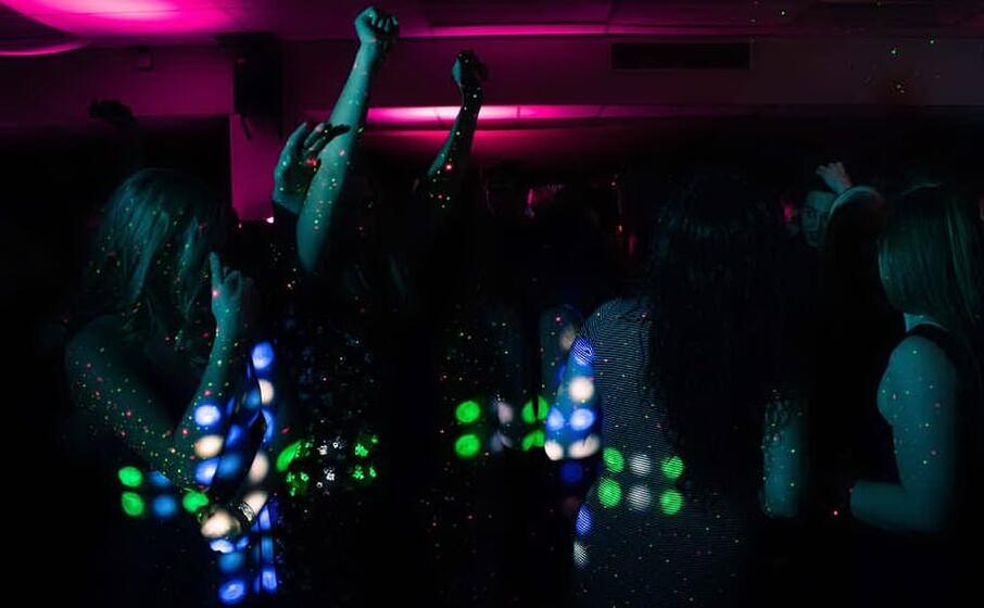 ragazzi in discoteca (foto pixabay)