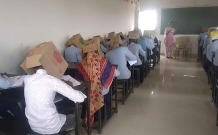 gli alunni durante il compito (foto twitter bhagat pre university college)