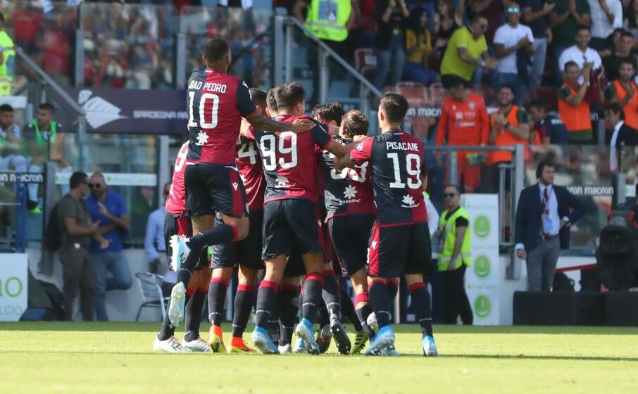 il cagliari festeggia dopo uno dei due gol (ansa)