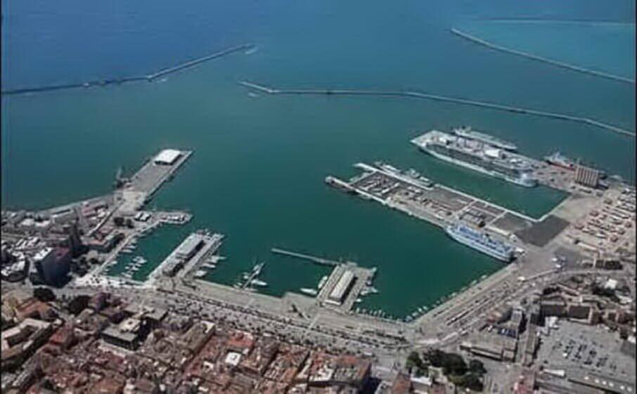 il porto di cagliari (archivio l unione sarda)