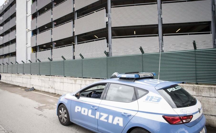 la polizia sul posto (ansa)