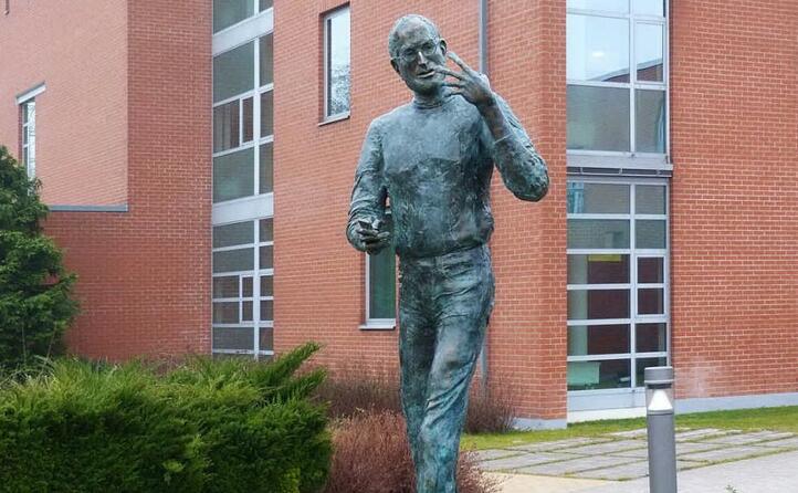 la statua raffigurante steve jobs a budapest