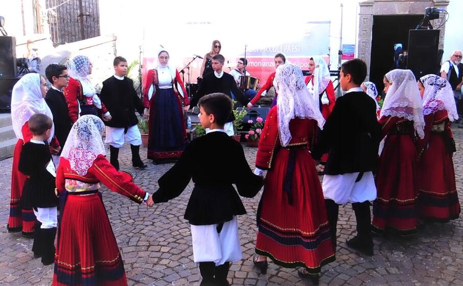 il gruppo ballo minifolk di bortigali (foto ufficio stampa)
