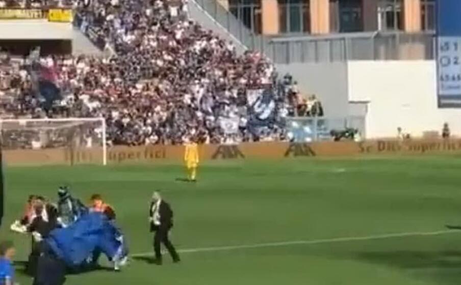 il paracadutista sul suolo del mapei stadium (archivio l unione sarda)