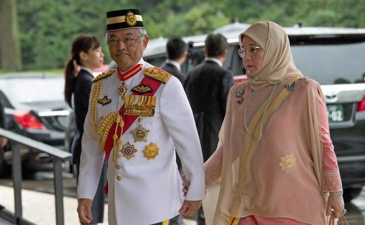 il re della malesia king sultan abdullah ahmad shaha e la moglie amirah maimunah