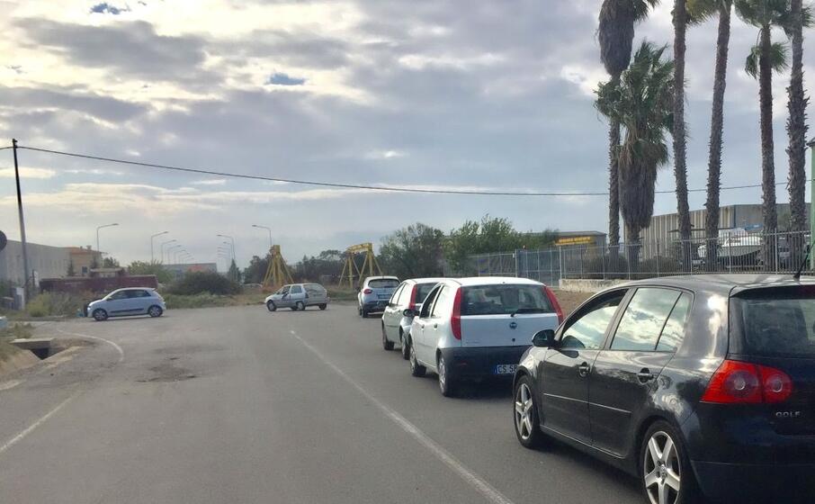 la fila davanti all ecocentro (foto l unione sarda sanna)