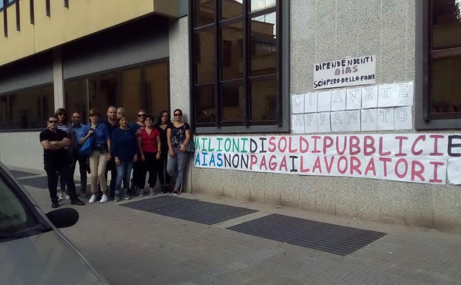 la protesta dei dipendenti davanti all assessorato alla sanit (foto l unione sarda farris)