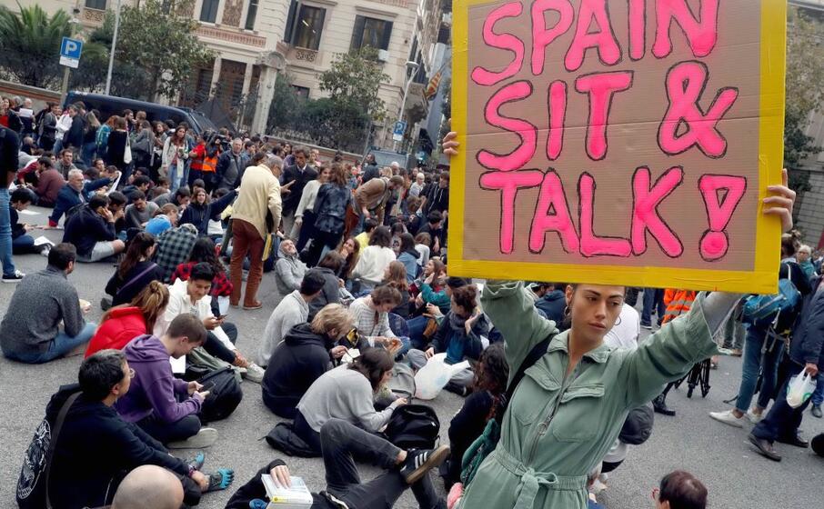 manifestanti a barcellona (ansa)