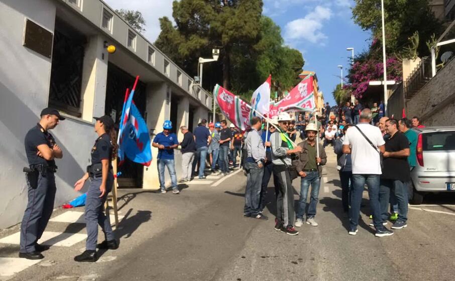 operai ex alcoa davanti a villa devoto (foto l unione sarda pani)