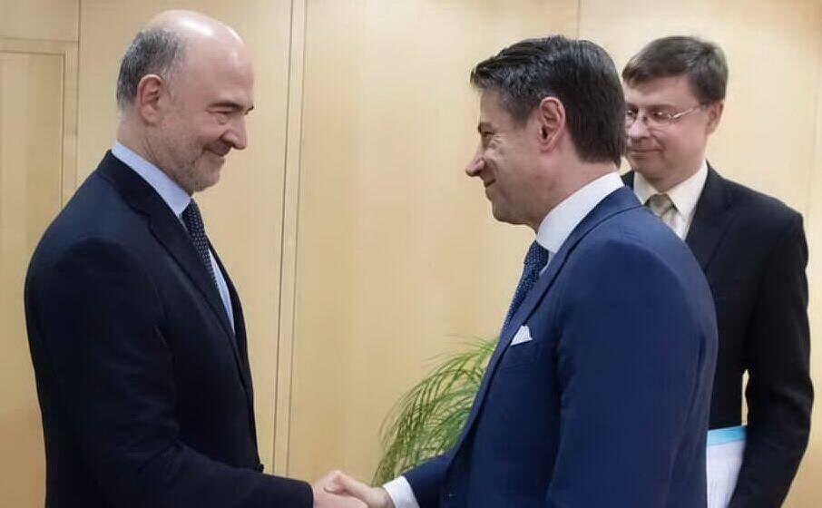stretta di mano tra il commissario ue moscovici e il premier conte sotto gli occhi di valdis dombrovskis (archivio l unione sarda)