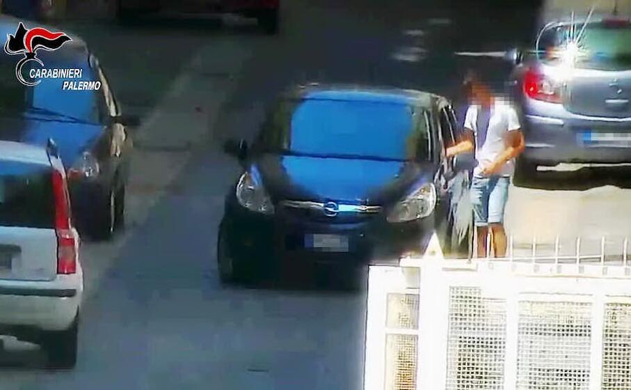 una cessione di droga (foto carabinieri)