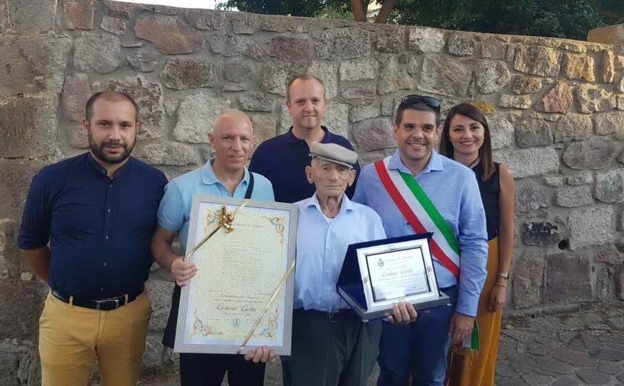 il centenario nel giorno del compleanno (foto l unione sarda orbana)