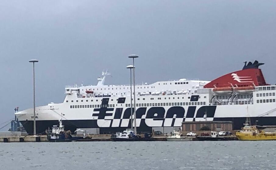 la ariadne attraccata al porto di cagliari (foto l unione sarda madeddu)