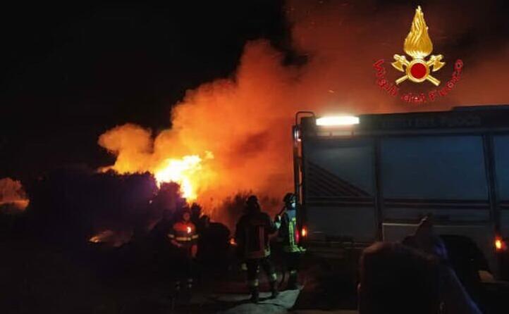 le fiamme hanno lambito un resort ad arborea (foto vvf)