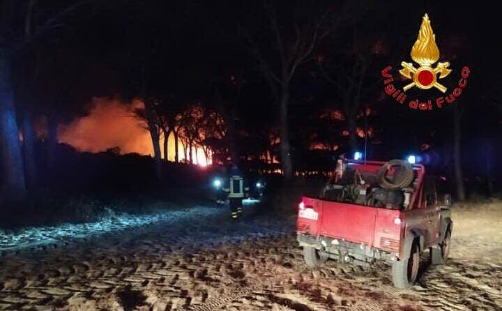 notte di fuoco nell oristanese (foto vvf)