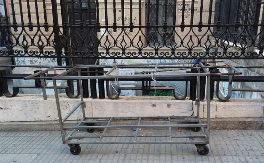 uno dei carrelli sequestrati