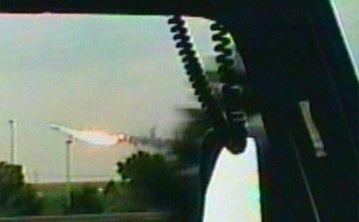 un fermo immagine da un video mostra il concorde gi in fiamme
