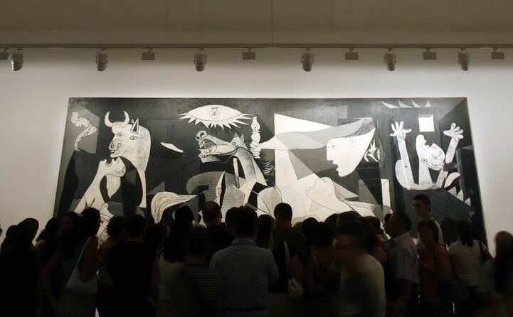 la folla ammira guernica a madrid