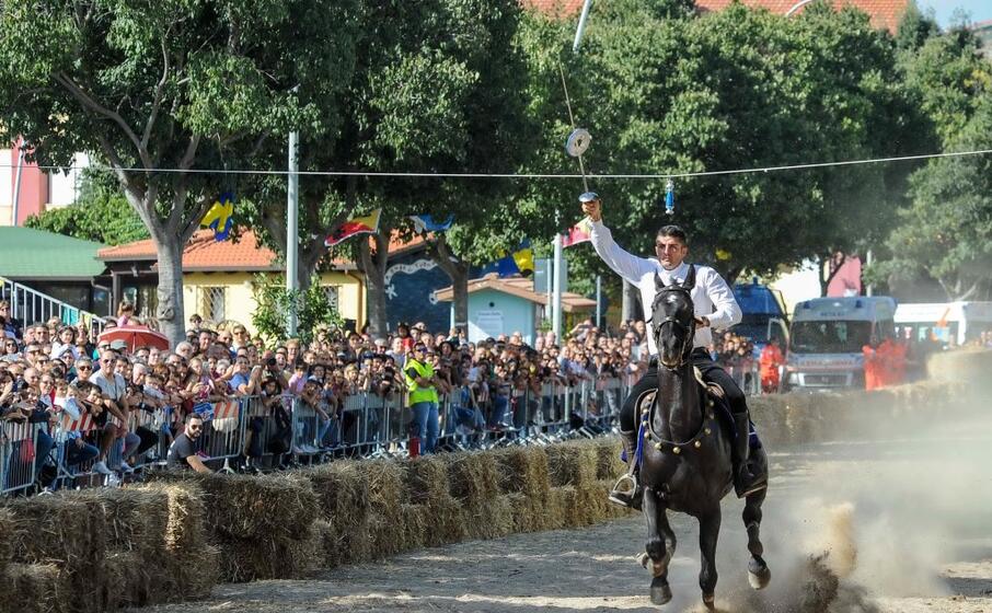 la sortjia un cavaliere infilza l anello (foto l unione sarda cucca)