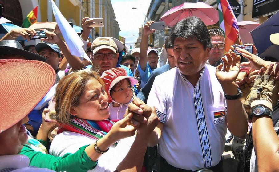 evo morales tra i suoi sostenitori (ansa)