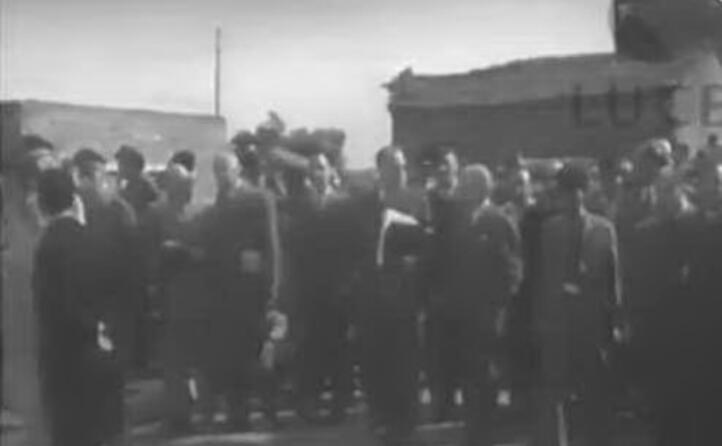 il fermo immagine di un video mostra una delle tappe (foto istituto luce)