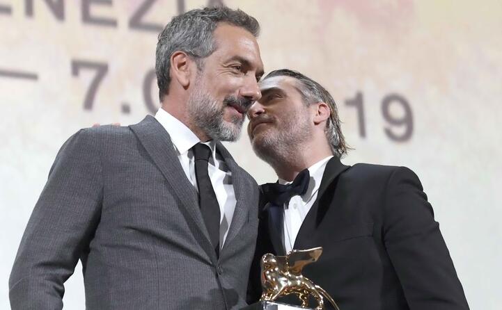 a una premiazione di joker col regista todd phillips