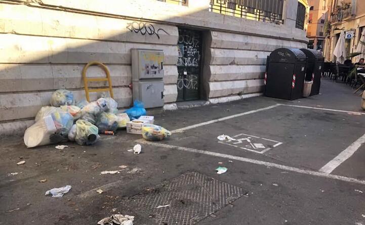 a villanova quartiere di cagliari siamo sommersi dalla spazzatura ecco via eleonora d arborea la foto inviata da un residente (01 07 2019)