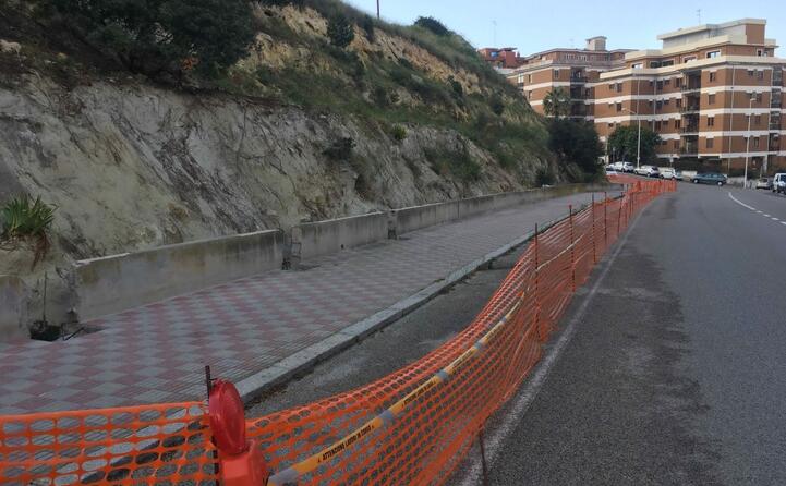 cagliari da tre anni aspettiamo una soluzione nella zona tra via dexart e via raffa garzia i pedoni non possono utilizzare il marciapiede in una strada che molto pericolosa la foto di salvatore chierchia (23 04 2019)