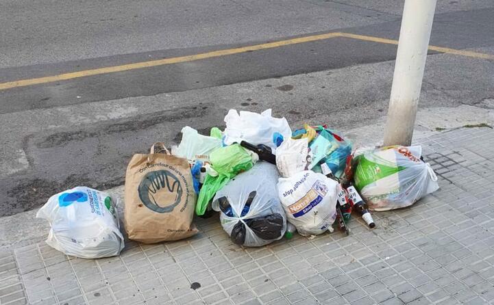 da settimane questa discarica si trova a cagliari in via carloforte angolo via bruscu onnis la foto inviata da danilo (31 05 2019)