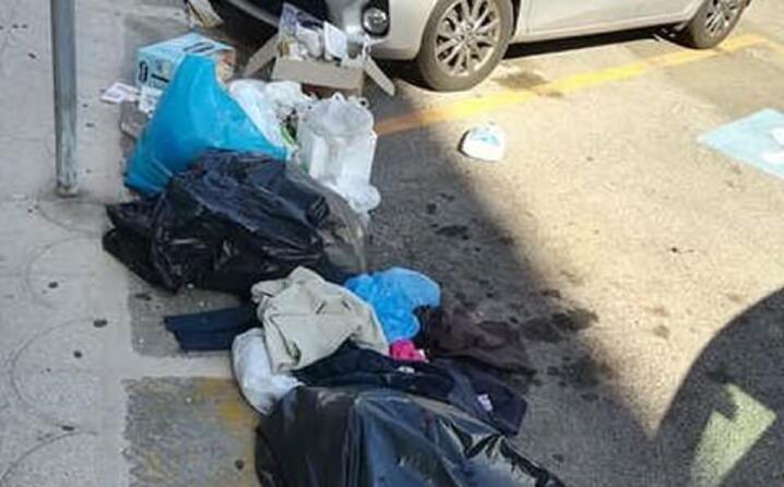 la gente continua a depositare l immondizia come se non si accorgesse che non ci sono pi i cassonetti la foto di romina lai scattata in via tuveri a cagliari (25 09 2019)