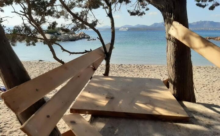 qualcuno ha realizzato questo scempio nella famosa spiaggia di li cuncheddi in zona olbia la foto inviata da gavino pinducciu (02 10 2019)