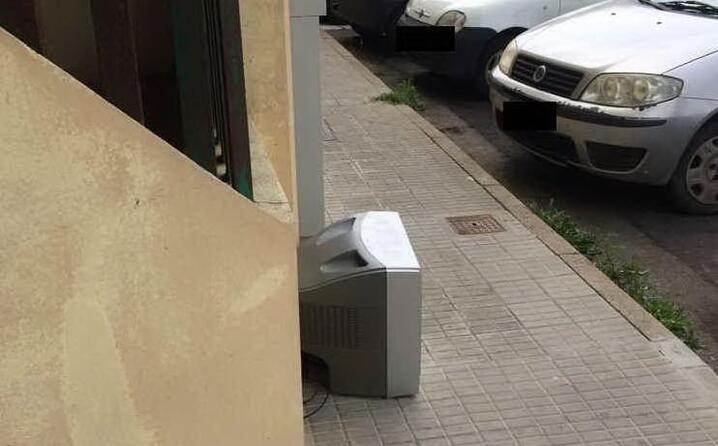 sono passati oltre due mesi e nessuno stato mandato per ritirare l oggetto abbandonato in via agostino castelli a cagliari la foto di un lettore (18 05 2019)