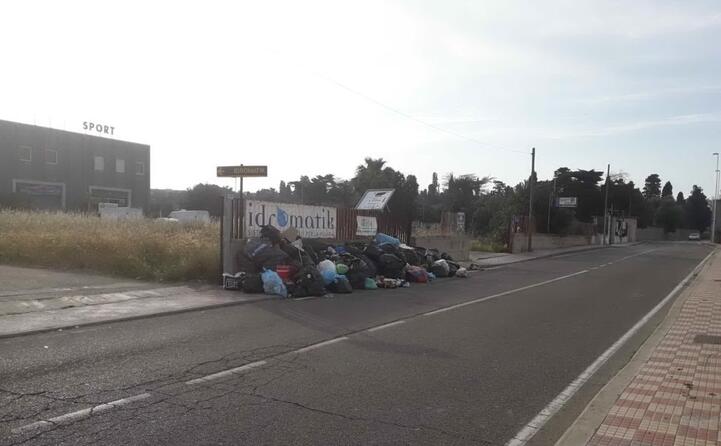 spazzatura abbandonata in via renzo laconi a cagliari la foto del lettore massimiliano (03 05 2019)