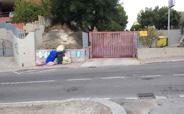una situazione poco igienica in via is maglias davanti all istituto azuni di cagliari l immagine inviata da valeria mascia (14 10 2019)
