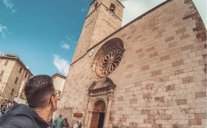 ammirando la chiesa di san gavino e il suo rosone in stile gotico (foto michele_travel_couple)