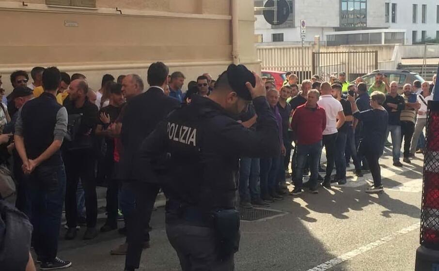 i pastori davanti al palazzo della regione (foto l unione sarda serusi)