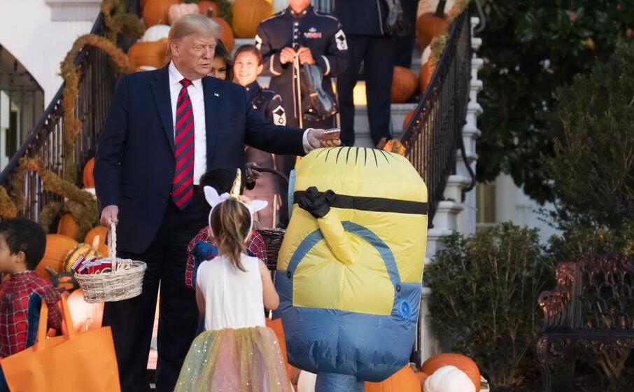 il presidente usa regala dolci ai bimbi in costume