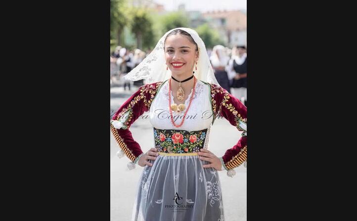 il sorriso di francesca nel vestire l abito tradizionale di uri alla festa del redentore di nuoro (foto andreacogoniphotography)