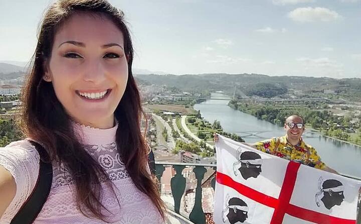 la bandiera sarda sventola a coimbra in portogallo lo scatto di sabrina e andrea ( brjuchka meo_rugg)